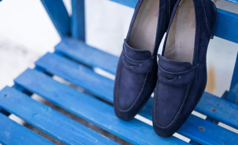 Which shoes go best with a suit in summer?