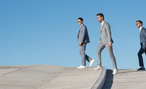 How to combine sneakers with a suit?