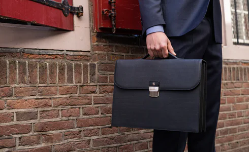 Discover the ideal suit for travelling