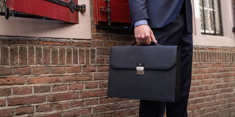 Discover the ideal suit for travelling